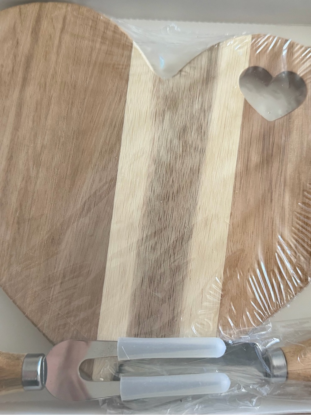 Heart-Shaped Charcuterie Board with Spreader Set - Natural Two-Tone